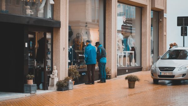 Coffee shops, voitures chinoises, mode low cost : ces enseignes étrangères qui continuent de miser sur la France