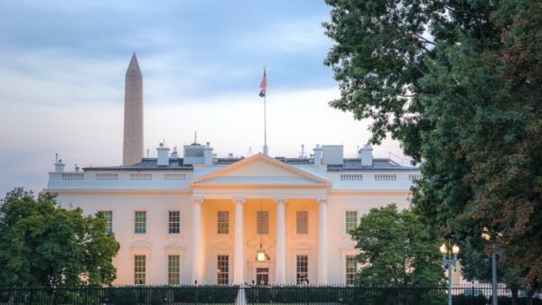 Après un blocage inédit, Washington réautorise l’IA la plus puissante d’Anthropic à un cercle restreint de partenaires américains