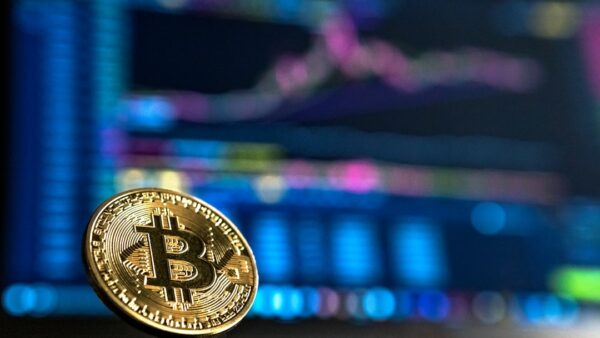 Crypto : Le PDG de Ripple critique la stratégie d’achat de Bitcoin de Michael Saylor