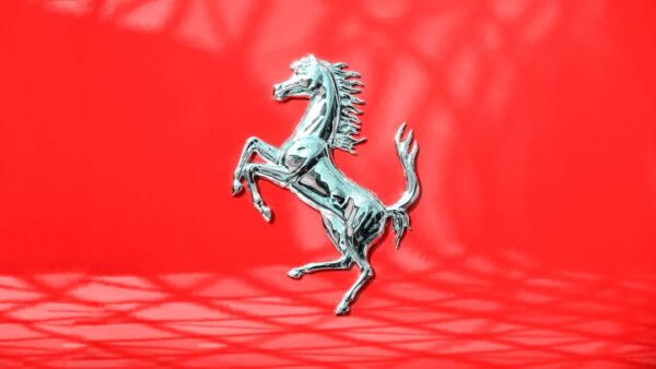 Ferrari révolutionne la conduite : voici son aileron capable de se plier en virage