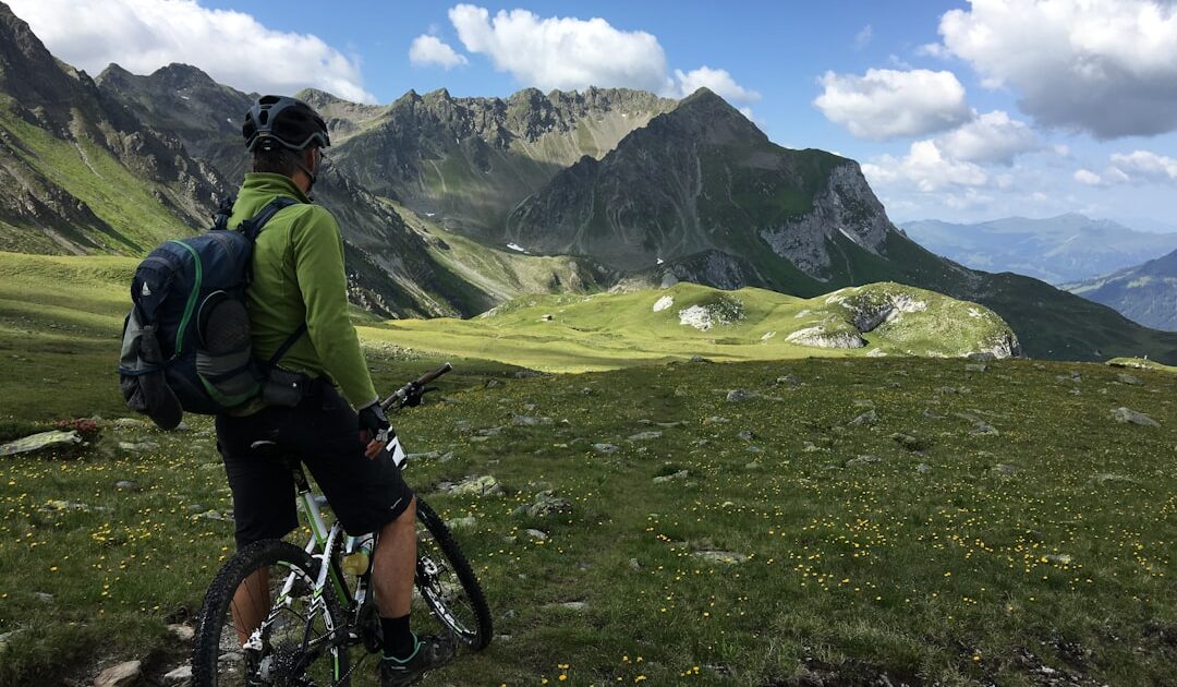 Qui dit été dit randonnées à vélo, et pourquoi pas avec ce VTC électrique haut de gamme Stilus E-Touring soldé chez Decathlon ?