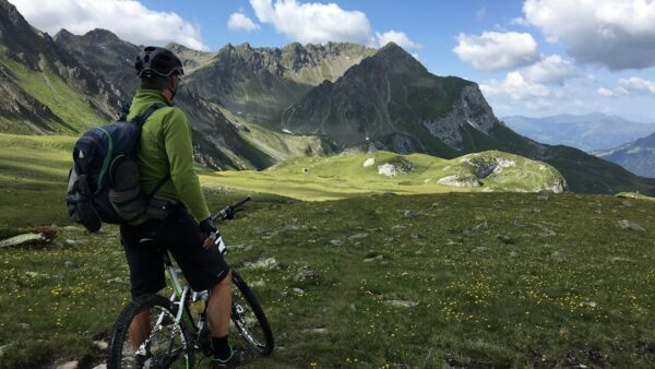 Qui dit été dit randonnées à vélo, et pourquoi pas avec ce VTC électrique haut de gamme Stilus E-Touring soldé chez Decathlon ?