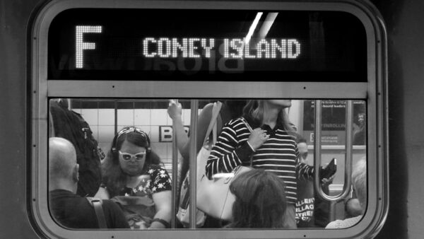 THE NEW YORK TIMES. Coney Island à New York : l’île de la sensation