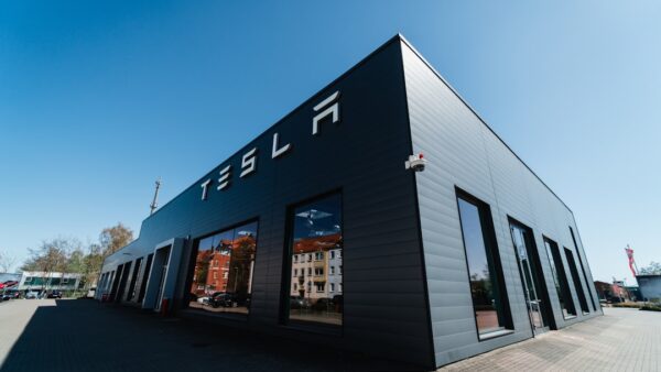 Tesla déploie enfin le FSD V14 Lite : qu’apporte-t-il vraiment et pourquoi l’Europe reste sur la touche
