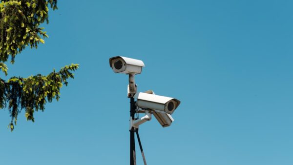 Comment bien choisir sa caméra de surveillance en 2026 ?