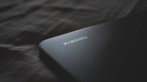 Amixem démonte une pub Xiaomi… mais se trompe complètement de smartphone