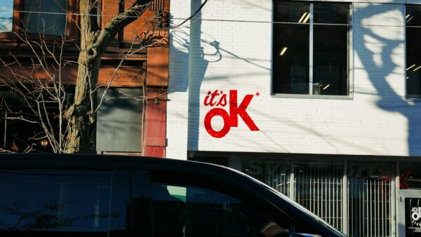 OKX rafle la mise : la plateforme attire le plus de capitaux depuis MiCA et offre 8 % de cashback