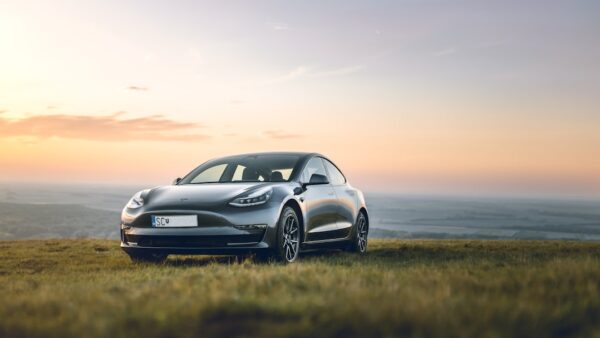 Tesla débute les essais routiers de son Cybercab de série sans volant ni pédales au Texas