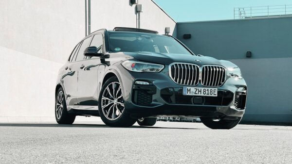 Je suis monté à bord du BMW iX5, et je n’avais jamais vu une voiture électrique avec une si grosse batterie