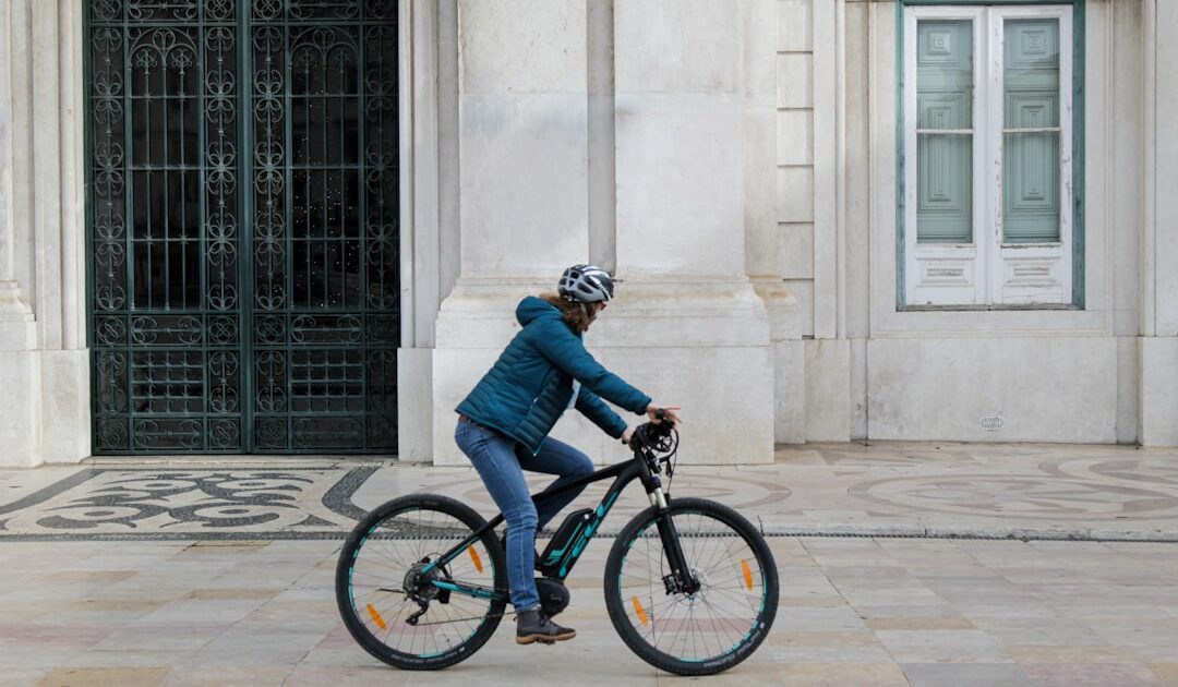 Decathlon brade le VTC Neomouv Raipon, un vélo électrique parfait pour tous les chemins