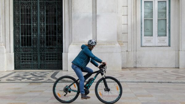 Decathlon brade le VTC Neomouv Raipon, un vélo électrique parfait pour tous les chemins