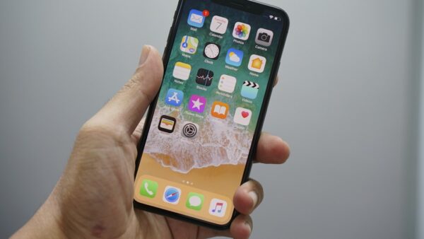 iPhone 18 Pro : les vidéos de test de chute supprimées de X après une fuite chez un fournisseur d’Apple
