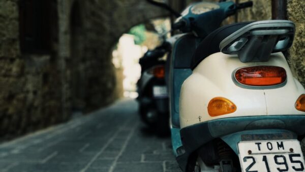 La Xiaomi Electric Scooter 6 roule elle aussi vers les promotions : pendant les soldes, son prix chute sous les 400 euros