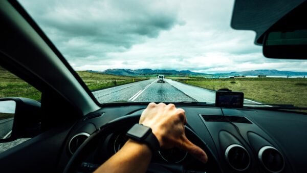 Fin du Far West de la conduite autonome, l’ONU valide un cadre mondial pour les robotaxis (et Tesla va devoir s’y conformer)