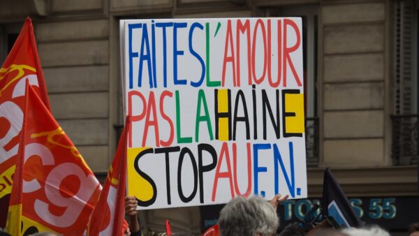 Après avoir remplacé des salariés par l’IA, ces entreprises font déjà marche arrière