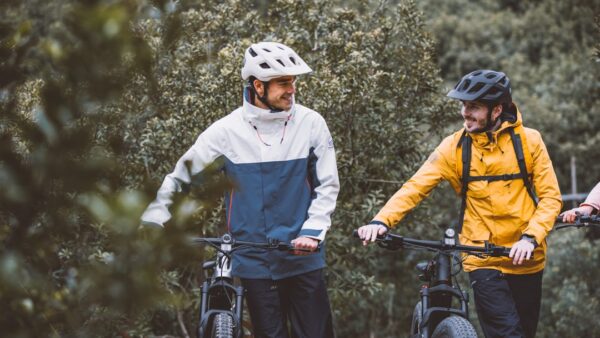 Decathlon baisse le prix de cette mini-pompe électrique indispensable pour vos vélos