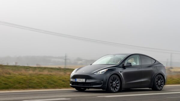 Tesla lance la Model Y L Premium à six places aux États-Unis, avant son arrivée en France