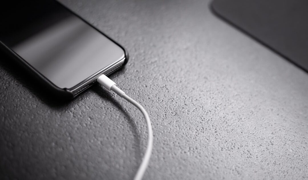 Un seul chargeur sans fil à 50 W pour iPhone, Samsung et Xiaomi : la belle promesse qui va faire mal aux batteries