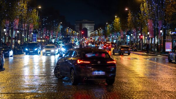 France 2 se plante sur la voiture électrique, un moteur chinois dans la R5 et le FSD arrive sur les Tesla HW3: le récap’ Vroom de la semaine