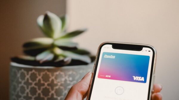 Revolut lance une carte bancaire à LED qui s’allume à chaque paiement sans contact