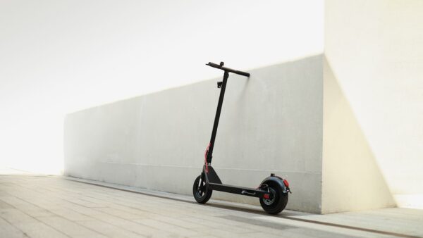 Cette nouvelle trottinette électrique robuste et endurante est déjà soldé chez Boulanger