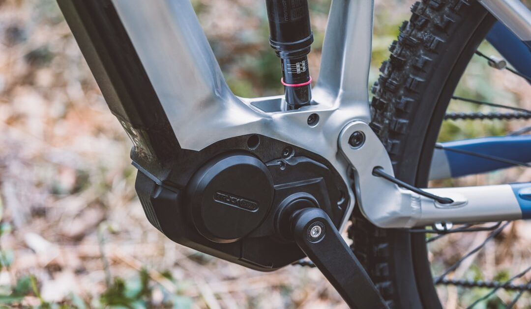 Le tout premier VTT électrique tout-suspendu de Decathlon, idéal pour toutes vos sorties en montagne, perd plus de 1000 €