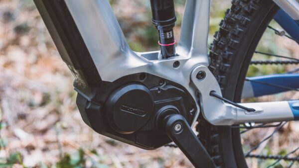 Le tout premier VTT électrique tout-suspendu de Decathlon, idéal pour toutes vos sorties en montagne, perd plus de 1000 €