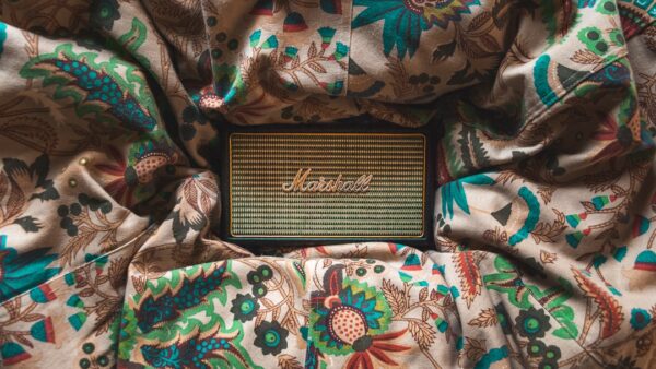 Beau et en promo, ce pack Marshall avec une enceinte et des écouteurs est le deal audio des soldes