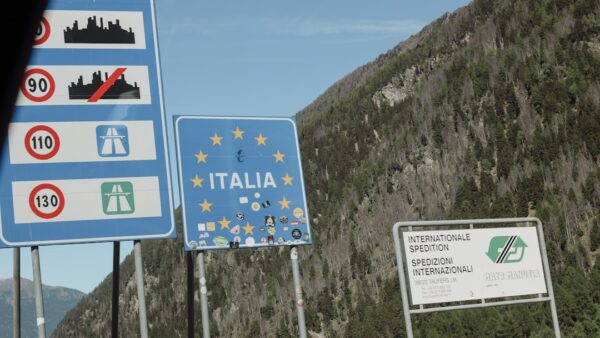 L’Europe rend obligatoire deux aides à la conduite, mais n’autorise toujours pas le FSD