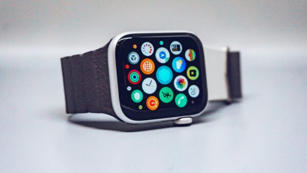 Apple Watch Series 12 : un capteur inédit pourrait être intégré directement au bracelet