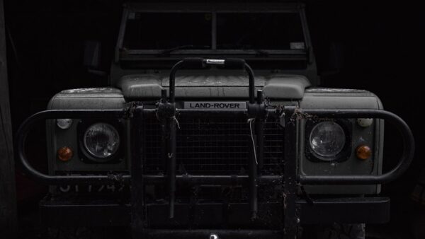 Transformer un Land Rover Defender en voiture électrique : l’entreprise française REV Mobilities cherche des financements auprès des particuliers