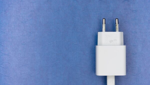 Ce puissant chargeur ultra-fin qui rentre dans la poche est soldé à -30 % sur Amazon