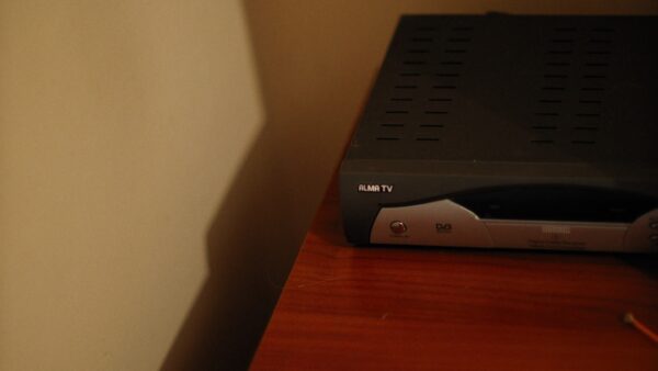 SFR dévoile sa Box 5G Wi-Fi 7 avec décodeur TV et baisse radicalement ses prix