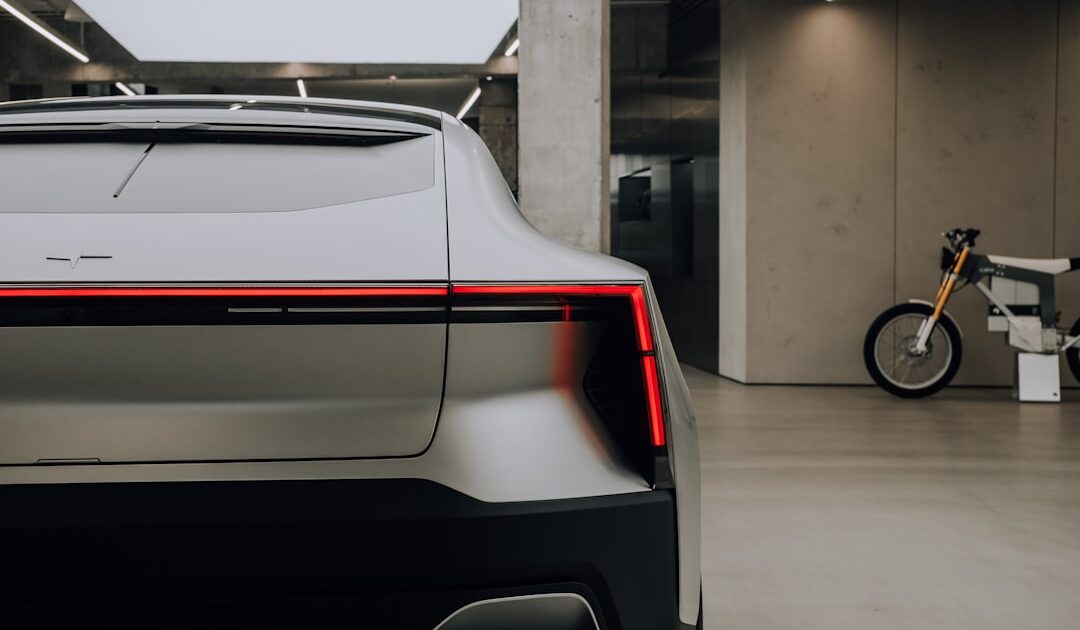 Polestar 4 SUV : la fameuse voiture électrique sans lunette arrière récupère… une lunette arrière