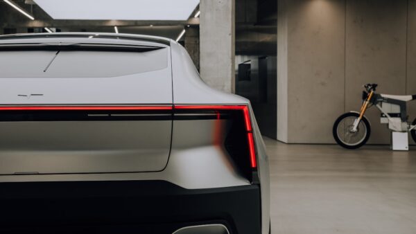 Polestar 4 SUV : la fameuse voiture électrique sans lunette arrière récupère… une lunette arrière