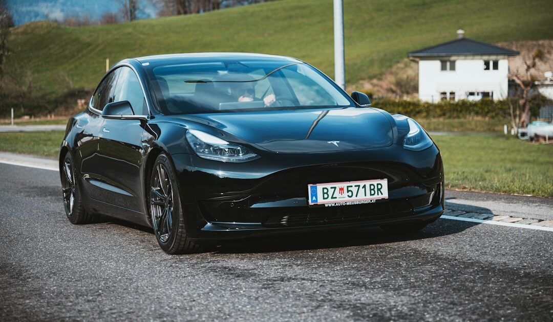 Endormie à 100 km/h dans sa Tesla : une paire de lunettes de soleil a suffi à tromper la caméra de surveillance