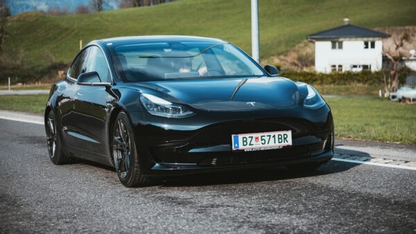 Endormie à 100 km/h dans sa Tesla : une paire de lunettes de soleil a suffi à tromper la caméra de surveillance