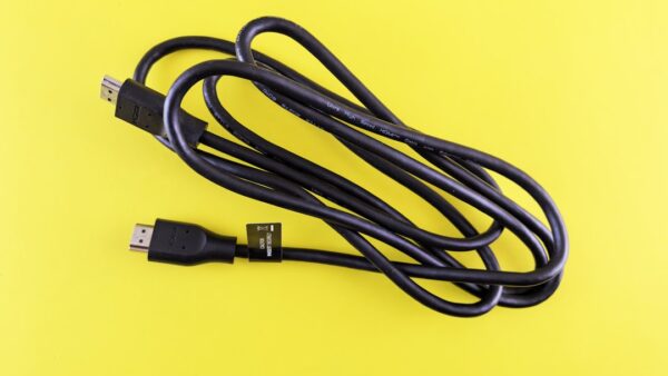Un simple câble HDMI permet de pirater un ordinateur coupé d’internet à une vitesse record