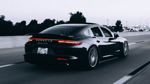 Pourquoi votre voiture noire vous coûte plus cher chaque été