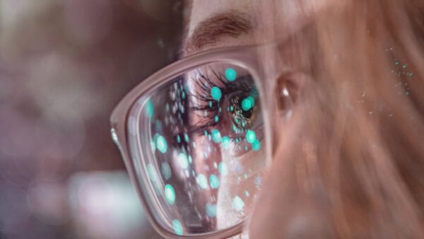 Des lunettes connectées qui enregistrent tout en continu : le nouveau projet de Meta risque de faire polémique