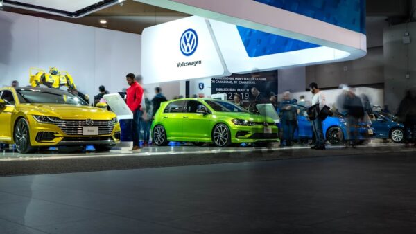 Bientôt 100 000 emplois supprimés chez Volkswagen ? Les syndicats vent debout contre un plan de restructuration colossal en discussion