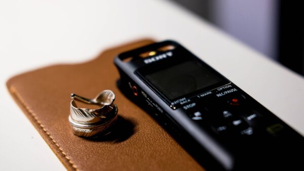 J’ai testé le dictaphone du futur : traduction, résumé et voix clonée
