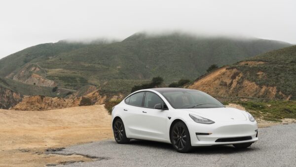 Tesla Model Y Standard vs Premium : 3 tests de suspension pour voir si l’écart de prix est justifié