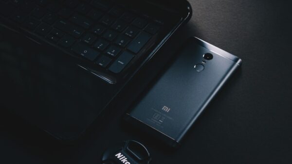 Xiaomi 17T Pro vs OnePlus 15 : comment choisir le meilleur smartphone premium pour moins de 1000 euros ?