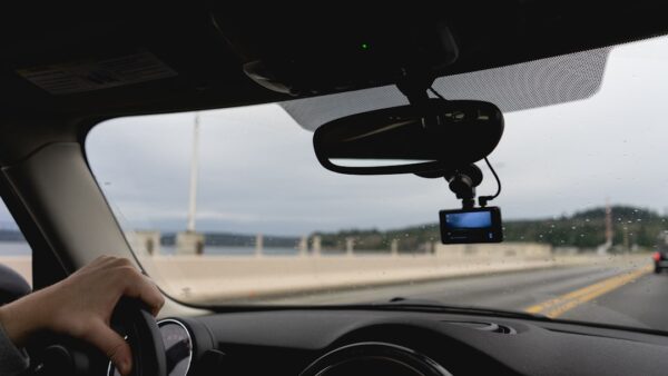 La caméra dans la voiture devient obligatoire en Europe : faut-il s’inquiéter ?