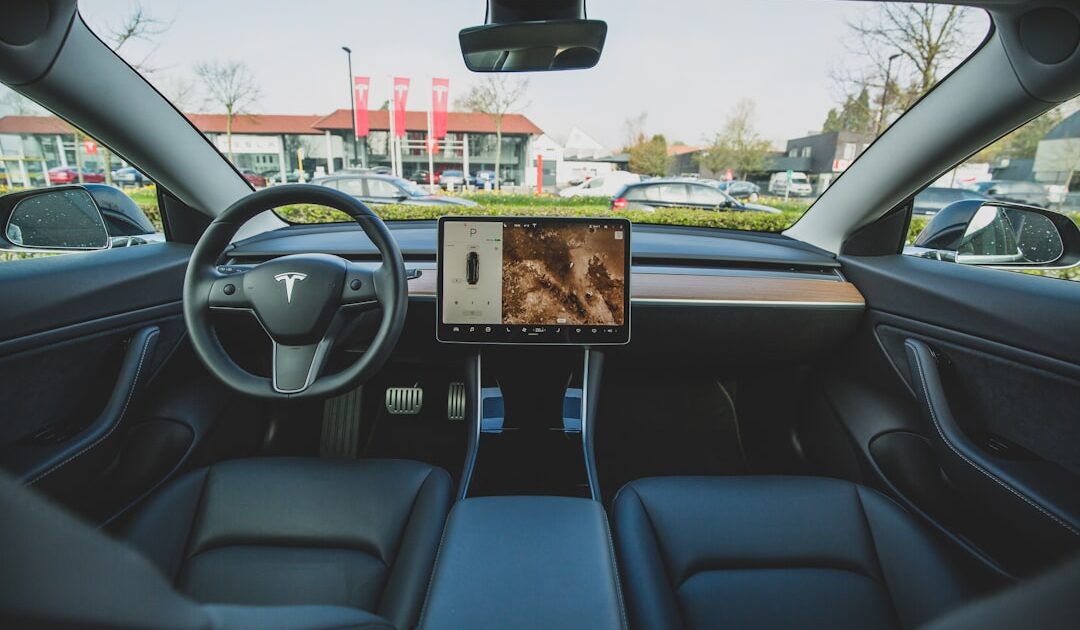 Tesla verrouille son FSD : la caméra intérieure pourra désormais vous bloquer