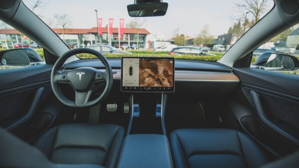 Tesla verrouille son FSD : la caméra intérieure pourra désormais vous bloquer