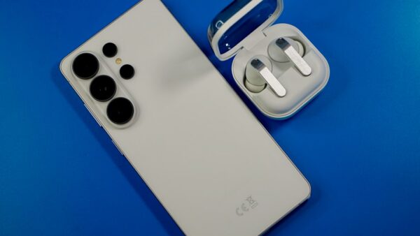 Galaxy S26 Ultra : une tache rouge s’installe sur l’écran, Samsung ouvre une enquête