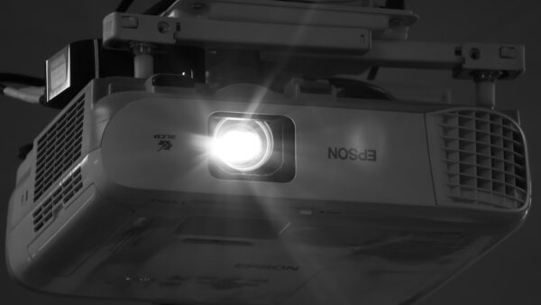Noté 8/10, l’excellent vidéoprojecteur laser 4K Hisense PT1 perd plus de 700 € de son prix