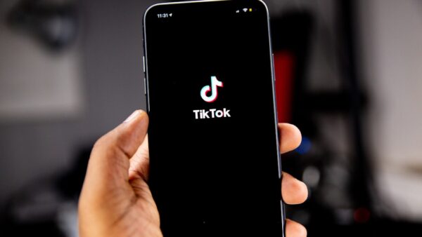 TikTok déclare la guerre aux comptes qui saturent la plateforme de vidéos générées par IA